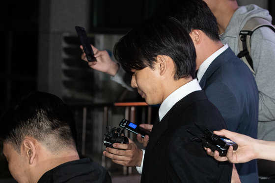 마약 상습 투약 혐의를 받는 배우 유아인(37·본명 엄홍식)이 24일 밤 구속 영장이 기각돼 서울 마포경찰서를 나서고 있다. 2023.5.24 뉴스1