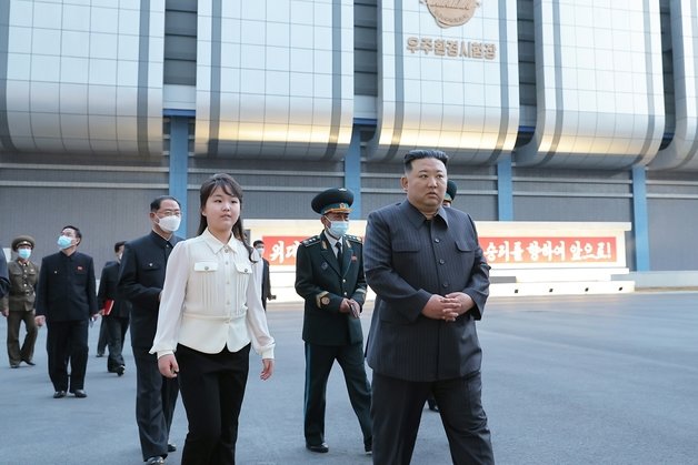 국가우주개발국을 딸 주애(왼쪽)과 함께 돌아보고 있는 김정은 노동당 총비서. (평양 노동신문=뉴스1)