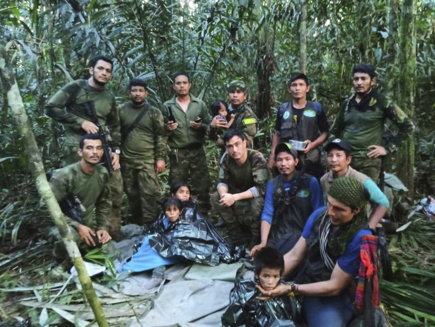 지난달 1일(현지시간) 콜롬비아 아마존 정글 상공에서 추락한 경비행기에 타고 있던 어린이 4명이 9일 실종 40일 만에 구조됐다. 사진은 콜롬비아 육군 공보실이 제공한 발견된 어린이들과 군인들 모습. AP/뉴시스
