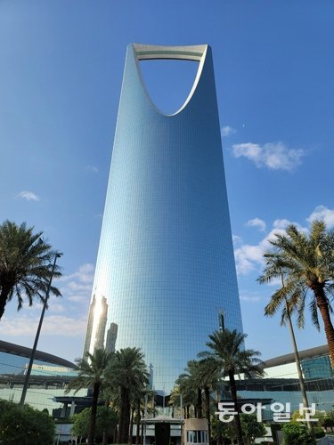 사우디 리야드의 상징 건축물은 ‘킹덤타워’. 사우디는 무함마드 빈 살만 알 사우드 왕세자가 기획한 종합발전 계획 ‘비전 2030’에서도 스포츠 산업에 대한 투자를 강조하고 있다. 동아일보DB
