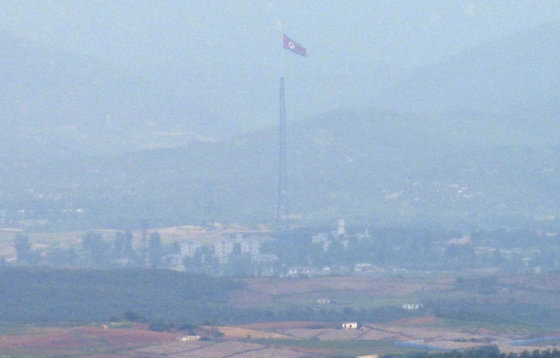 지난 6일 오전 경기 파주시 오두산통일전망대에서 바라본 북한 황해북도 기정동 마을에 인공기가 펄럭이고 있다. 뉴스1