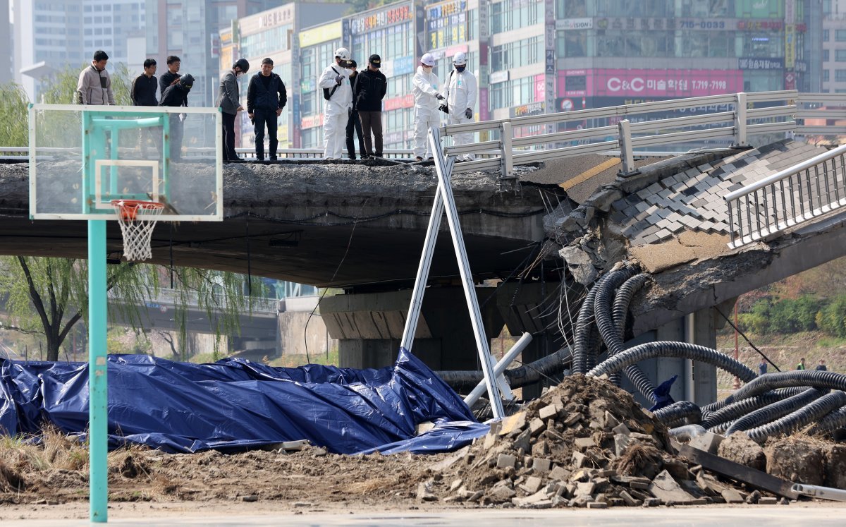 경찰 과학수사대와 국립과학수사연구원 등 관계자들이 7일 오전 경기도 성남시 분당 정자교 붕괴사고 현장에서 합동 현장감식을 하고 있다. 2023.4.7. 뉴스1