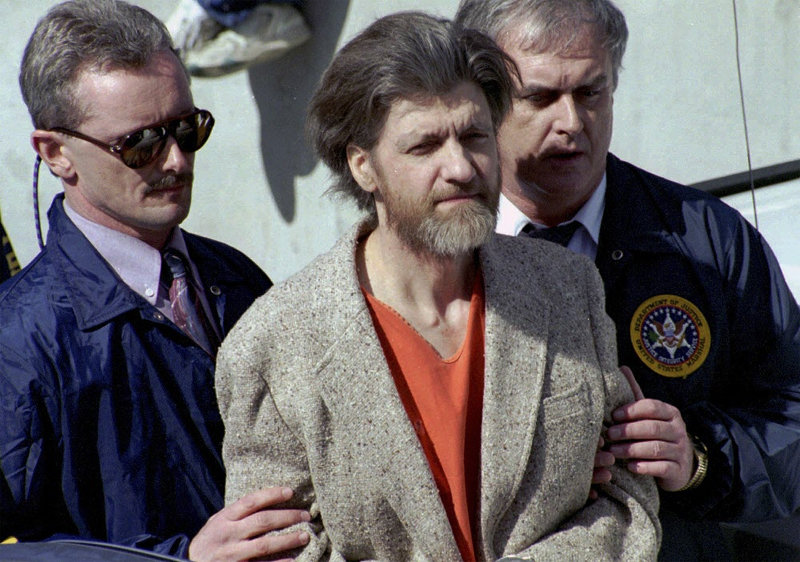 1996년 4월 미국 몬태나주 헬레나에서 연방 요원들에게 체포된 ‘유너보머’ 시어도어 카진스키의 모습. 무기징역을 선고받은 그는 10일 노스캐롤라이나주 교도소에서 숨졌다. 헬레나=AP 뉴시스