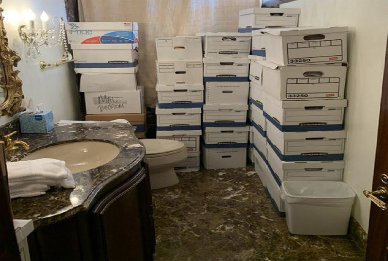 미국 플로리다주에 있는 도널드 트럼프 전 대통령의 마러라고 자택 화장실에 불법 반출된 국가기밀 서류들이 담긴 상자들이 쌓여 있다. 팜비치=AP 뉴시스