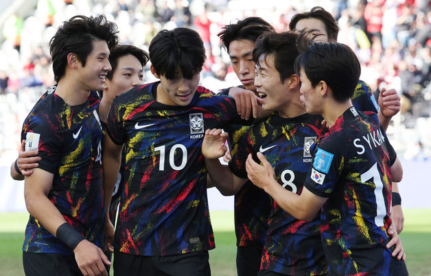 11일(현지시간) 아르헨티나 라플라타 스타디움에서 열린 ‘FIFA U-20 월드컵 아르헨티나 2023’ 3·4위 결정전 한국과 에스라엘의 경기에서 동점골을 넣은 이승원이 동료들과 기뻐하고 있다. 2023.6.12/뉴스1