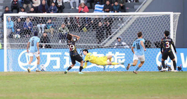 11일(현지시간) 아르헨티나 라플라타 스타디움에서 열린 ‘FIFA U-20 월드컵 아르헨티나 2023’ 3·4위 결정전 한국과 이스라엘의 경기에서 김준홍 골키퍼가 후반 31분 이스라엘 오메르 세니오르의 골을 허용하고 있다. 2023.6.12/뉴스1