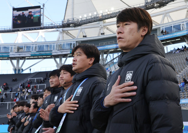 11일(현지시간) 아르헨티나 라플라타 스타디움에서 열린 ‘FIFA U-20 월드컵 아르헨티나 2023’ 3·4위 결정전 한국과 이스라엘의 경기에서 김은중 감독과 코치진이 애국가를 부르고 있다. 2023.6.12/뉴스1