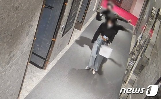 지난해 5월22일 부산 부산진구 서면 오피스텔 1층 복도에서 발생한 ‘부산 돌려차기’ 사건과 관련해 가해 남성 A씨가 피해자를 발로 차고 있다.(남언호 법률사무소 빈센트 변호사 제공)