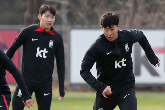 대한민국 축구 국가대표팀 손흥민(오른쪽)과 이강인이 27일 오후 경기도 파주 축구국가대표트레이닝센터(NFC)에서 우루과이전을 앞두고 훈련을하고 있다. 2023.3.27 뉴스1