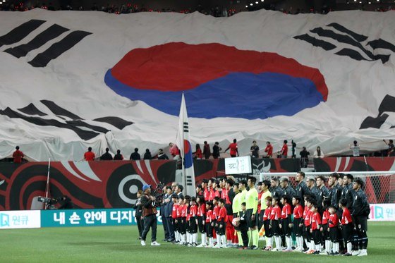 대한민국 축구 국가대표팀 손흥민이 28일 오후 서울 마포구 서울월드컵경기장에서 열린 축구 국가대표 평가전 대한민국과 우루과이의 경기 시작에 앞서 애국가를 제창하고 있다. 2023.3.28 뉴스1