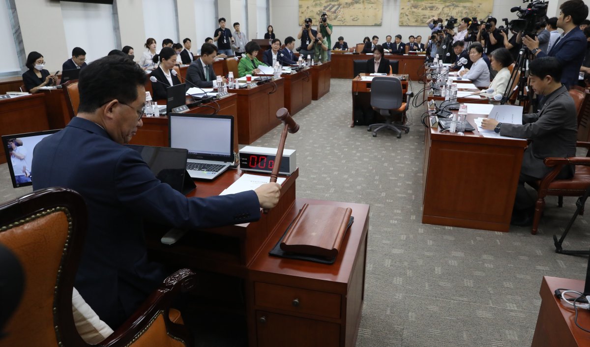 유기홍 국회 교육위원장이 12일 오전 서울 여의도 국회에서 열린 교육위원회 전체회의에서 의사봉을 두드리고 있다. 이날 국회 교육위에서 여야 의원들은 학교 폭력 피해 지원법인 이른바 ‘정순신 방지법’을 처리했다. 뉴스1