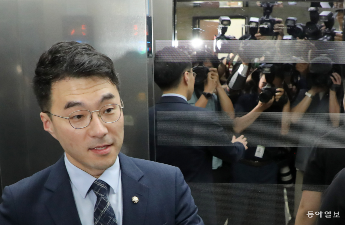12일 국회 교육위원회에 참석했다가 엘리베이터를 타고 떠나는 김남국 의원. 이훈구 기자 ufo@donga.com