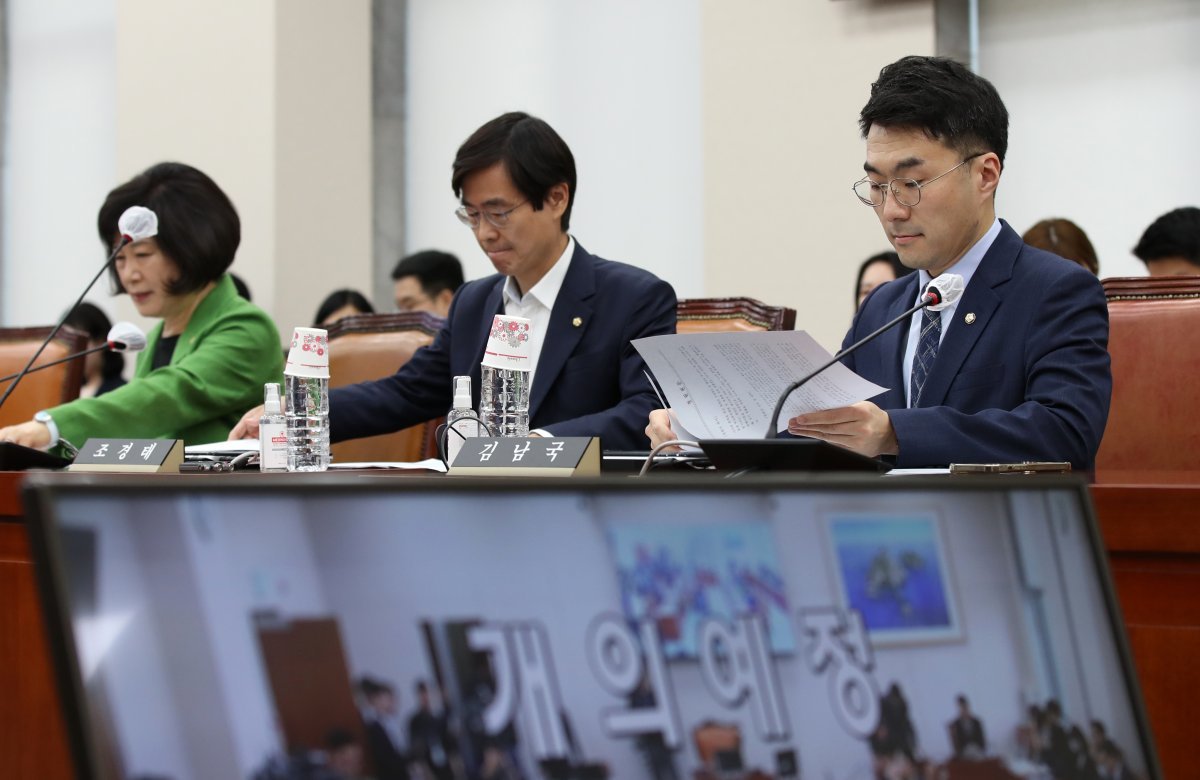 김남국 무소속 의원이 12일 오전 서울 여의도 국회에서 열린 교육위원회 전체회의에 참석해 자료를 살펴보고 있다. 뉴시스