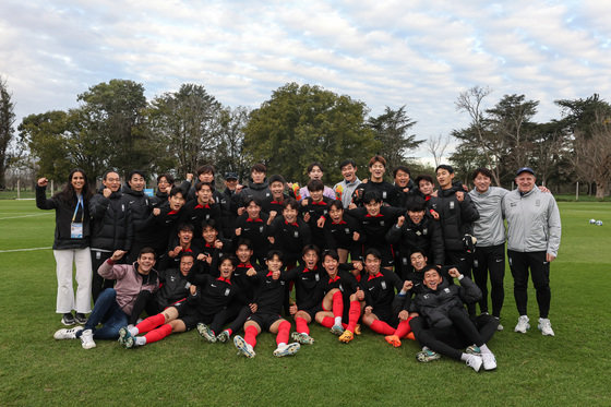 김은중 한국 20세 이하(U-20) 월드컵 축구대표팀 감독과 선수단, 코칭 스태프들이 10일(현지시간) 아르헨티나 라플라타 에스탄시아 치카 훈련장에서 훈련을 마치고 기념촬영을 하고 있다. 2023.6.11 뉴스1