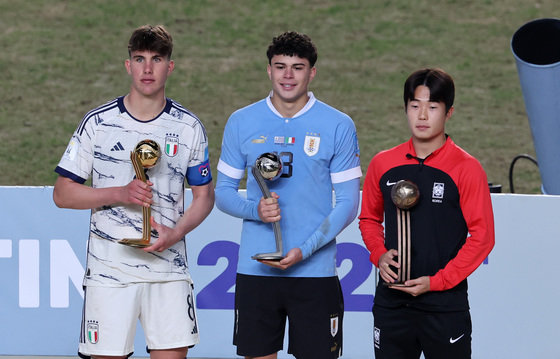 한국 20세이하(U-20) 월드컵 축구 대표팀 주장 이승원이 11일(현지시간) 아르헨티나 라플라타 스타디움에서 열린 ‘FIFA U-20 월드컵 아르헨티나 2023’ 시상식에서 아디다스 브론즈볼을 수상한 뒤, 골든볼을 수상한 이탈리아 체사레 카사데이, 실버볼을 수상한 우루과이 알랑 마투로와 기념촬영하고 있다. 2023.6.12 뉴스1