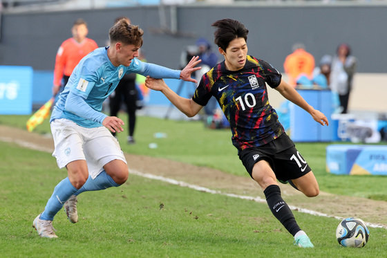 11일(현지시간) 아르헨티나 라플라타 스타디움에서 열린 ‘FIFA U-20 월드컵 아르헨티나 2023’ 3·4위 결정전 한국과 이스라엘의 경기에서 한국 배준호가 드리블 돌파하고 있다. 2023.6.12 뉴스1