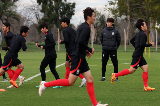 김은중 한국 20세 이하(U-20) 월드컵 축구대표팀 감독이 10일(현지시간) 아르헨티나 라플라타 에스탄시아 치카 훈련장에서 선수들의 훈련을 지켜보고 있다. 2023.6.11 뉴스1