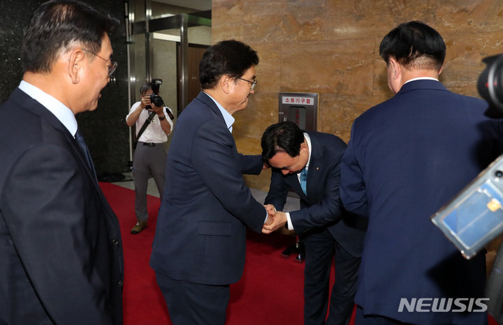 무소속 윤관석  의원이 12일 오전 서울 여의도 국회에서 의원총회에 참석하는 민주당 의원들에게 인사를 하고 있다. 이날 오후 본회의에서 윤관석 의운과 이성만 의원에 대한 체포동의안 표결이 진행된다. 2023.06.12.