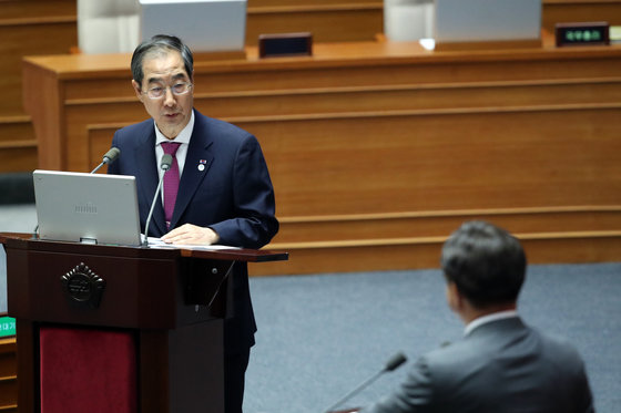 한덕수 국무총리가 12일 서울 여의도 국회 본회의장에서 열린 제407회 국회(임시회) 제 1차 본회의 대정부질문에서 윤호중 더불어민주당 의원 질의에 답변하고 있다. 2023.6.12/뉴스1