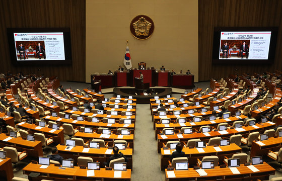 김석기 국민의힘 의원이 12일 오후 서울 여의도 국회 본회의장에서 열린 제407회국회(임시회) 제1차 본회의 정치·외교·통일·안보 분야 대정부 질문에서 한덕수 국무총리에게 이재명 더불어민주당 대표와 싱하이밍 주한중국대사의 만찬 회동과 관련해 질문하고 있다. 2023.6.12. 뉴스1