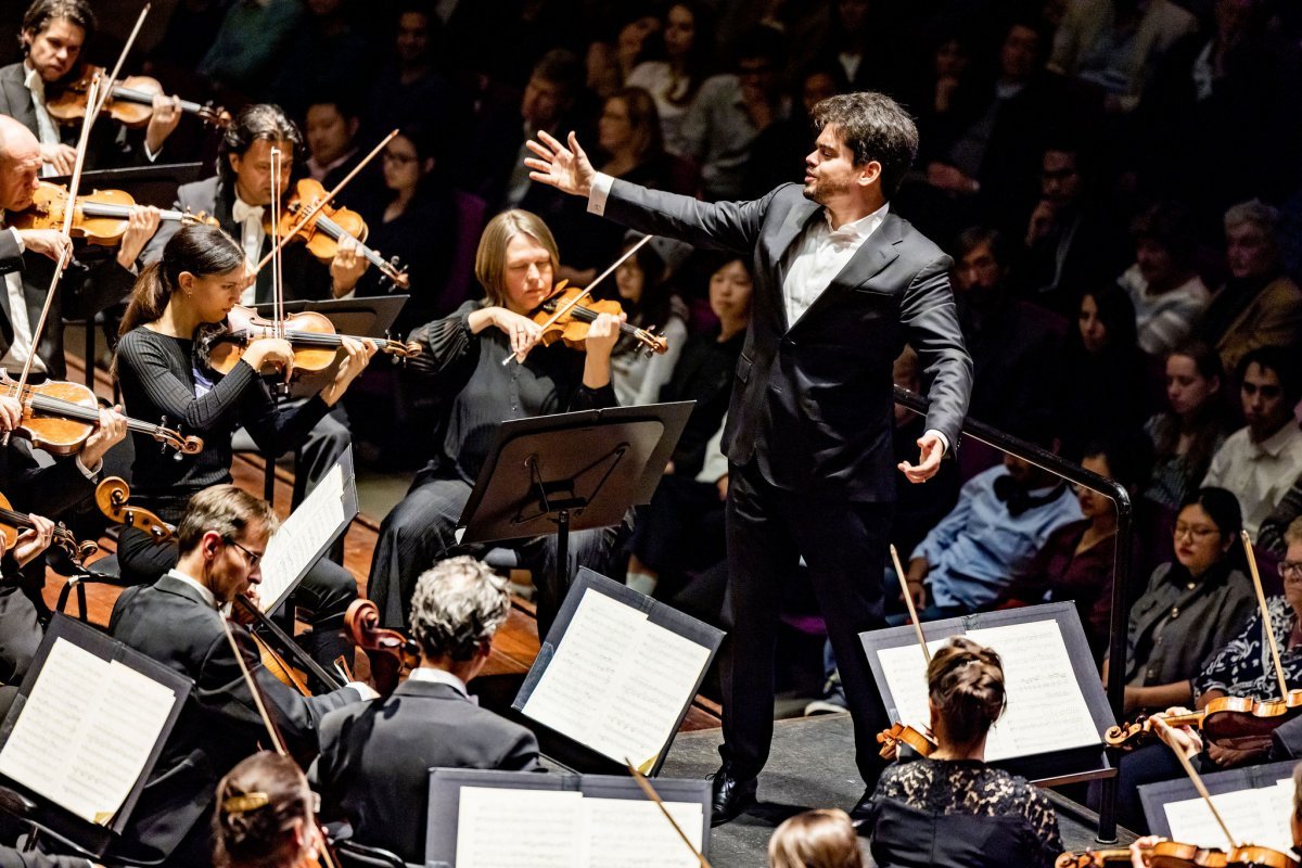 네덜란드 로테르담 필하모닉 오케스트라를 지휘하는 이 악단 수석지휘자 라하브 샤니. 그는 “합이 잘 맞는 악단은 작곡가의 의도를 잘 표현할 수 있는 악단”이라고 했다. 롯데콘서트홀 제공 ⓒGuido Pijper
