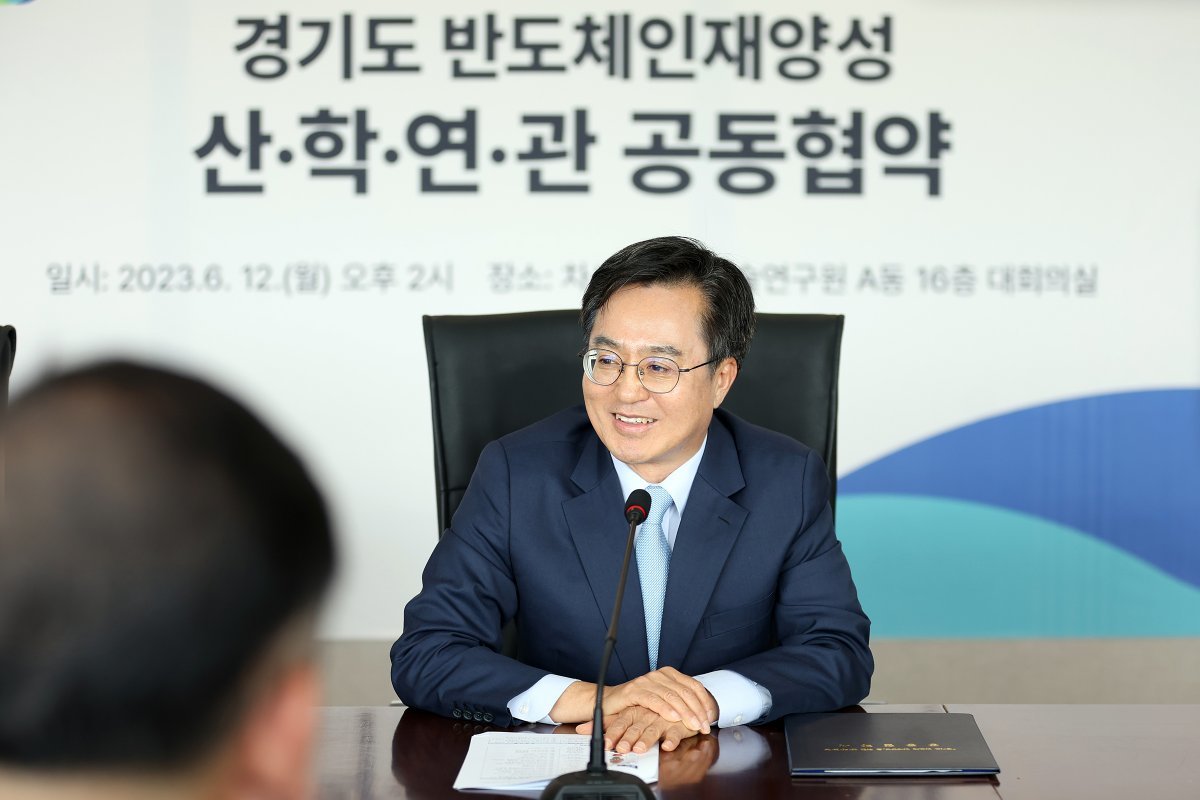 김동연 경기도지사가 12일 오후 차세대융기원에서 열린 경기도 반도체 인재 양성 산학연관 공동협약식에서 인사말을 하고 있다. 경기도 제공