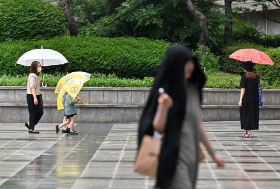 6일 오후 서울 용산역에서 우산을 쓴 시민들이 걷고 있다. 2023.6.6/뉴스1