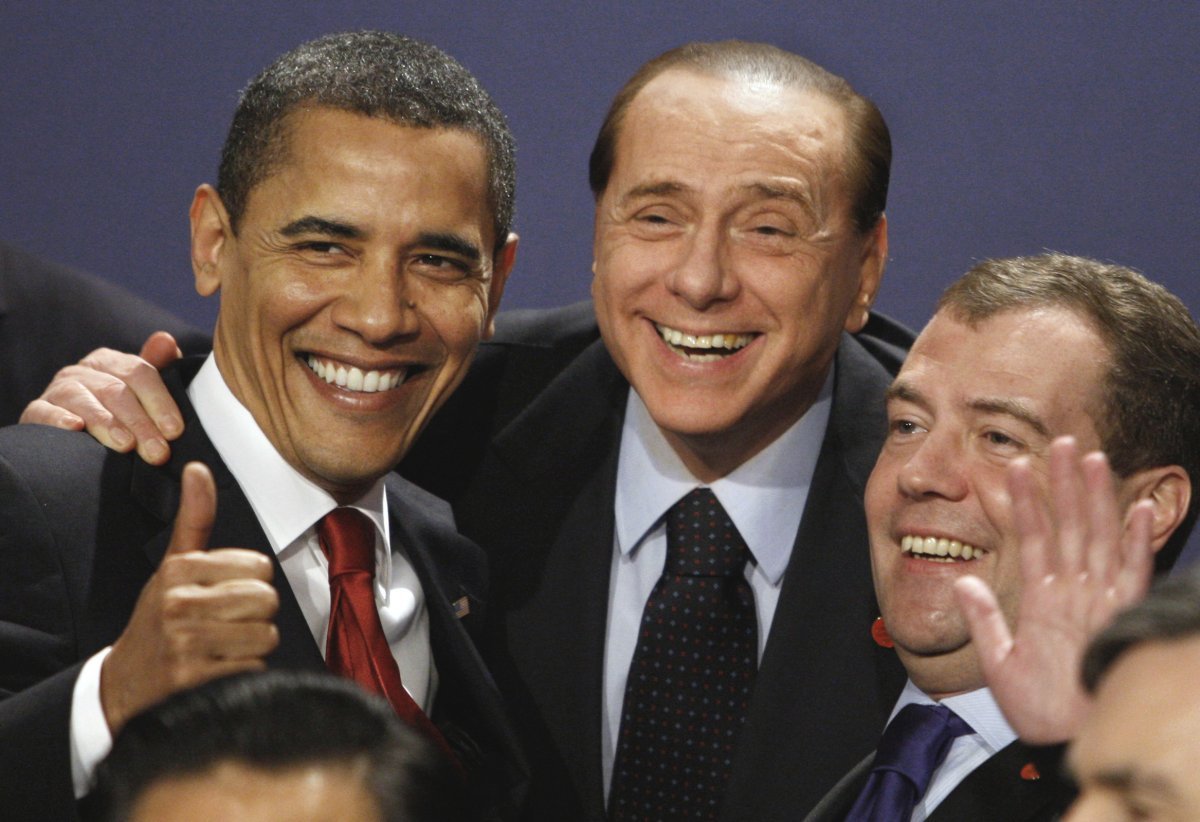 2009년 당시 버락 오바마 미국 대통령, 실비오 베를루스코니 이탈리아 총리, 드미트리 메드베데프 러시아 대통령(왼쪽부터)이 영국 런던에서 열린 주요 20개국(G20) 정상회의에서 단체사진을 찍으며 웃고 있다. 런던=AP 뉴시스
