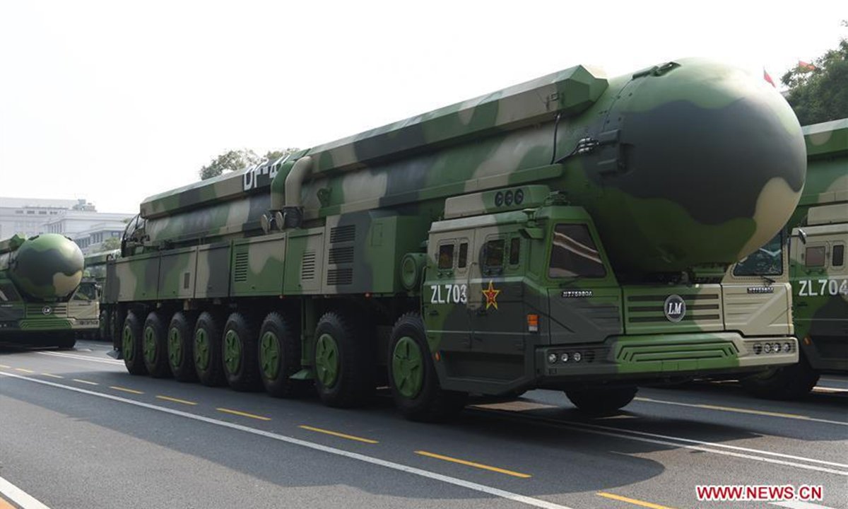 중국이 2019년 열병식에서 공개한 차세대 대륙간탄도미사일(ICBM) 둥펑-41의 모습. 10개의 핵탄두를 실을 수 있는 둥펑-41의 최대 사거리는 약 1만5000km로, 미국 본토 전역을 타깃으로 할 수 있다. 신화 뉴시스