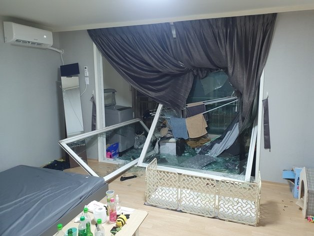 충남 천안시 목천읍 신계리 한 아파트에서 가스누출 추정 폭발 사고가 났다.(충남소방본부 제공)/뉴스1