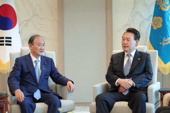 윤석열 대통령이 5월 31일 용산 대통령실 청사에서 스가 요시히데 전 일본 총리를 접견하고 있다. 2023.5.31 대통령실 제공