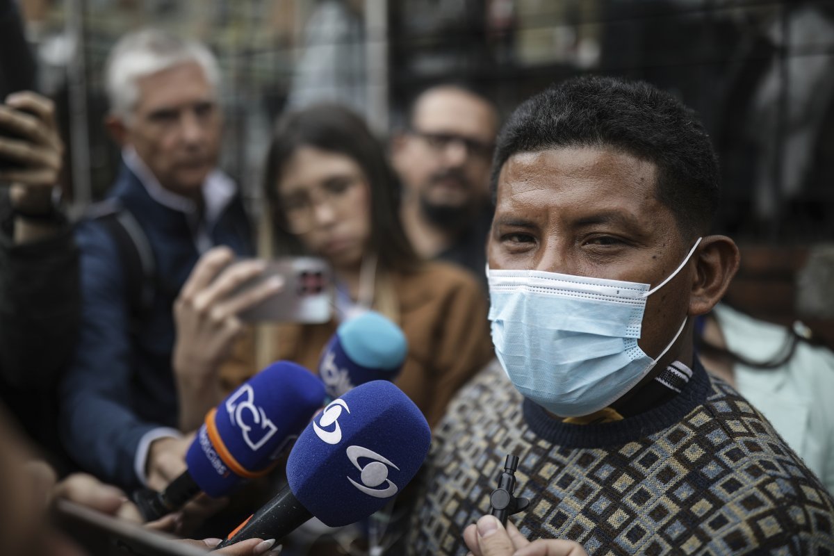 아마존 경비행기 추락사고 40일 후 기적적으로 생환한 콜롬비아 4남매의 아버지 마누엘 라노케가 11일(현지시간) 보고타의 한 병원 입구에서 인터뷰하고 있다. 보고타=AP/뉴시스