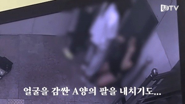 지난 4일 오후 9시35분께 울산 울주군 구영리의 한 건물 지하 계단에서 여중생 B을 1시간가량 폭행한 20대 여성들. (유튜브 ‘울산매일UTV’)