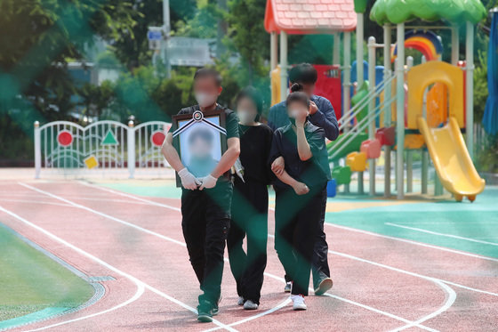 13일 오전 경북 경산의 한 초등학교에서 지난 10일 주민운동시설 흔들의자가 부러져 참변을 당한 학생의 발인이 엄수되고 있다. /뉴스1