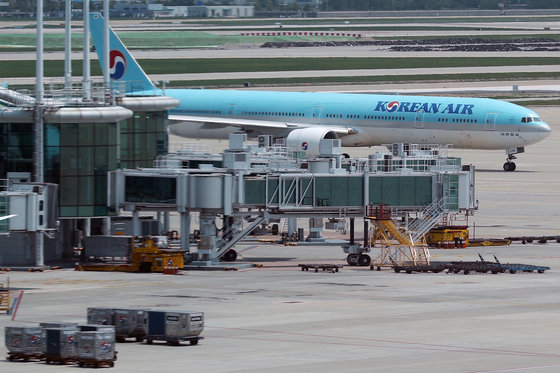 10일 인천국제공항 제2여객터미널 계류장에 대한항공 여객기가 이륙을 준비하고 있다. 2022.7.10 뉴스1