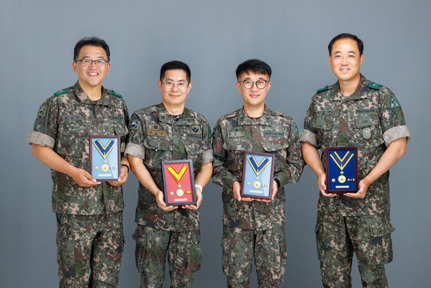 왼쪽부터 육군 제53보병사단 조군호 예비군지휘관, 이석주 상사, 김봉민 상사, 서일범 예비군지휘관이 헌혈유공장을 들고 기념사진을 찍고 있다.(육군 제53보병사단 제공)