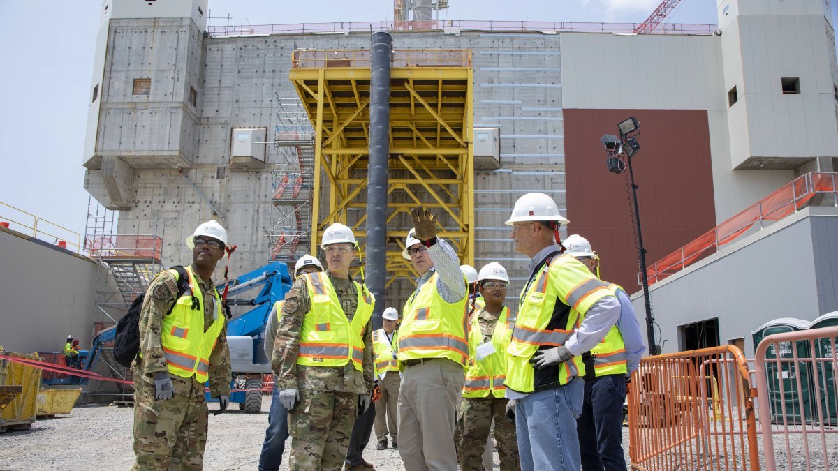 토머스 부시에르 미공군 지구권타격사령관(왼쪽에서 두번째)가 테네시즈 오크리지 국립연구소의 Y-12 NSC(국가안보복합단지)를 찾아 브리핑을 듣고 있다. 출처 미 공군 지구권타격사령부 SNS