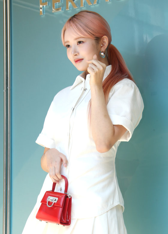 아이브 레이가 13일 서울 성동구 성수동에 위치한 카페에서 열린 패션 브랜드 포토행사에서 앙증맞은 손 하트를 그리고 있다. ⓒ News1
