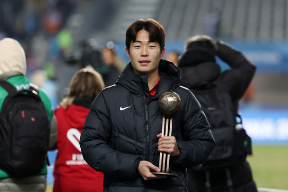 한국 20세이하(U-20) 월드컵 축구 대표팀 주장 이승원이 11일(현지시간) 아르헨티나 라플라타 스타디움에서 열린 ‘FIFA U-20 월드컵 아르헨티나 2023’ 시상식에서 아디다스 브론즈볼을 수상한 뒤 취재진을 향해 포즈를 취하고 있다. 2023.6.12/뉴스1