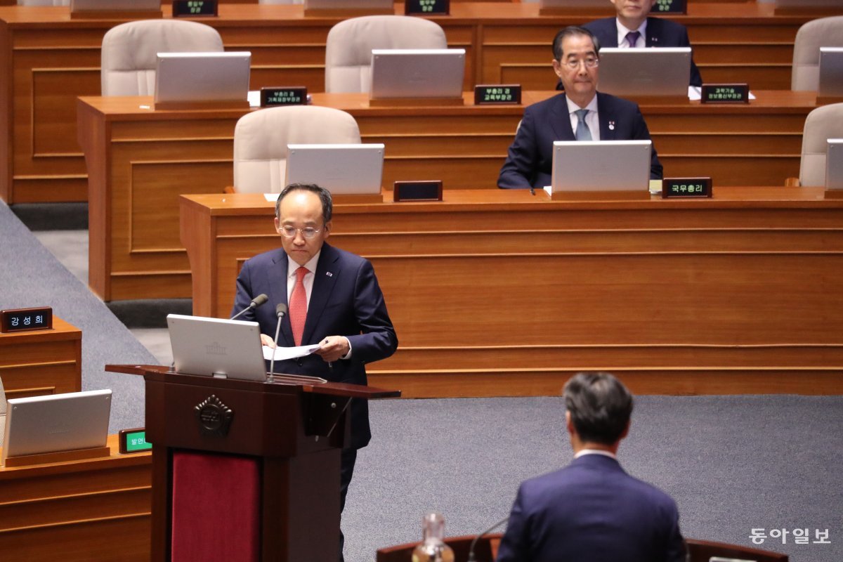 13일 국회에서는 경제분야 대정부 질문이 진행됐다. 한덕수 국무총리, 추경호 부총리,원희룡 국토교통부 장관 등이 답변에 나섰다. 일본 원전 방사능 오염수 방류와 전월세난 해결 등이 이슈로 등장했다. 2023.06.13. 이훈구 기자 ufo@donga.com