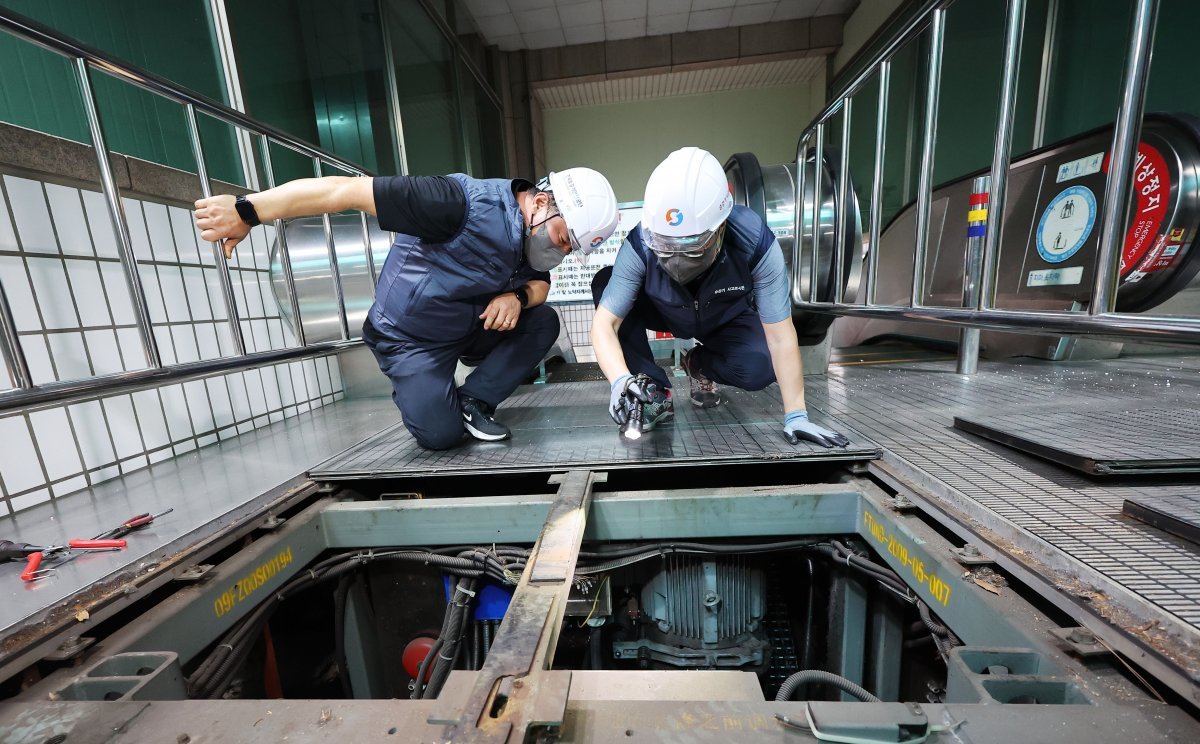 수내역 에스컬레이터 역주행 사고에 대한 합동조사가 이뤄진 13일 오전 경기 성남시 분당구 분당선 수내역 2번 출구에서 서울지방철도특별사법경찰대, 국립과학수사연구원, 한국승강기안전공단 관계자들이 현장 합동조사를 하고 있다. 2023.6.13. 사진공동취재단