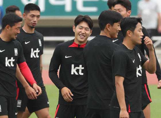 축구대표팀 이강인이 페루와의 평가전을 이틀 앞둔 14일 부산 서구 구덕운동장에서 훈련 도중 환하게 웃고 있다. 2023.6.14/뉴스1 ⓒ News1