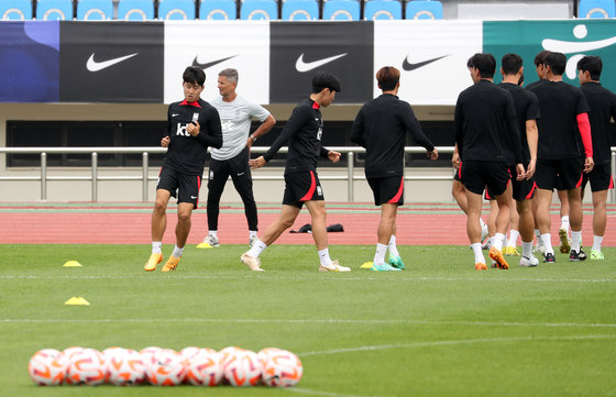 축구대표팀 이강인이 페루와의 평가전을 이틀 앞둔 14일 부산 서구 구덕운동장에서 훈련을 하고 있다. 2023.6.14/뉴스1 ⓒ News1