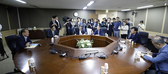 방통위 항의 방문을 나선 조승래 국회 과학기술정보방송통신위원회 간사(오른쪽)가 14일 경기 과천시 정부과천청사 방송통신위원회에서 김효재 방통위원장 직무대행(왼쪽)과 면담하고 있다. 2023.6.14/뉴스1 ⓒ News1