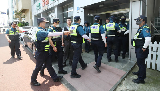 국가정보원과 경찰 관계자들이 14일 오전 국가보안법 위반 혐의로 압수수색을 하기 위해 제주 연동 전국학교비정규직노동조합 제주지부 사무실로 들어가고 있다. 2023.6.14/뉴스1 ⓒ News1