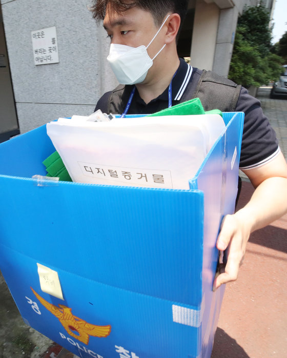 제주 간첩단 사건을 수사하고 있는 경찰이 14일 오전 압수수색차 제주시 연동 전국학교비정규직노동조합 제주지부 사무실로 진입하고 있다. 2023.6.14/뉴스1 ⓒ News1