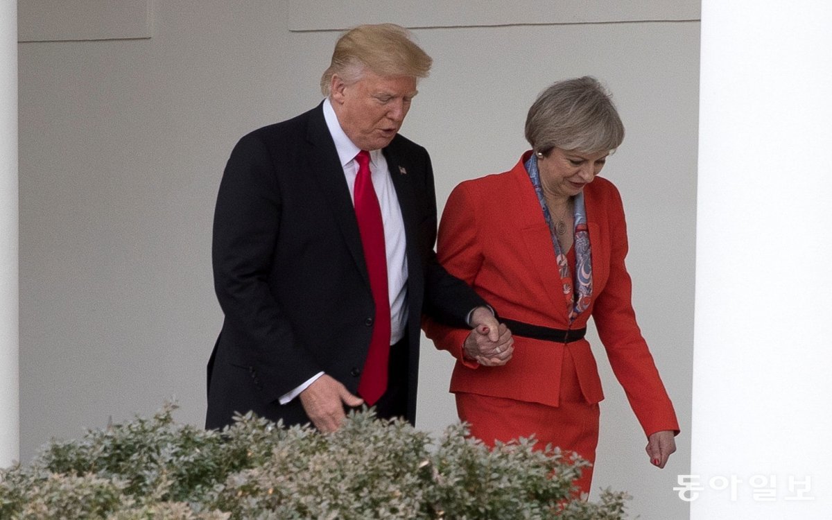 도널드 트럼프 대통령과 테리사 메이 영국 총리가 손을 잡고 기자회견장으로 향하는 모습. 백악관 홈페이지