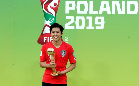 U-20 축구대표팀 이강인 선수가 16일 오전(한국시간) 폴란드 우치 스타디움에서 열린 ‘2019 국제축구연맹(FIFA) U-20 월드컵’ 결승전 대한민국과 우크라이나의 경기에서 3:1로 패하며 준우승을 차지한 가운데 골든볼을 수상한 후 포즈를 취하고 있다. 2019.6.16 뉴스1