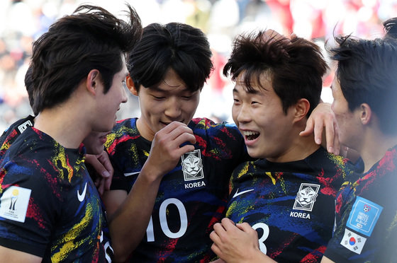 11일(현지시간) 아르헨티나 라플라타 스타디움에서 열린 ‘FIFA U-20 월드컵 아르헨티나 2023’ 3·4위 결정전 한국과 이스라엘의 경기에서 한국 이승원이 패널티 킥으로 동점골을 넣은 뒤 동료들과 기뻐하고 있다. 2023.6.12 뉴스1