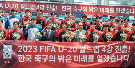 2023 국제축구연맹(FIFA) U-20 월드컵에서 4강이라는 금자탑을 쌓은 U20 축구대표팀이 14일 오후 인천국제공항 제2여객터미널에서 열린 선수단 입국 환영행사에서 기념 촬영을 하고 있다. 2023.6.14 뉴스1